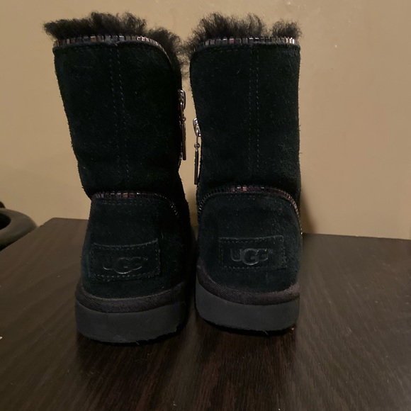 Girl Child Size 11 UGG Boots EXCELLENT CONDITION. - Picture 2 of 3